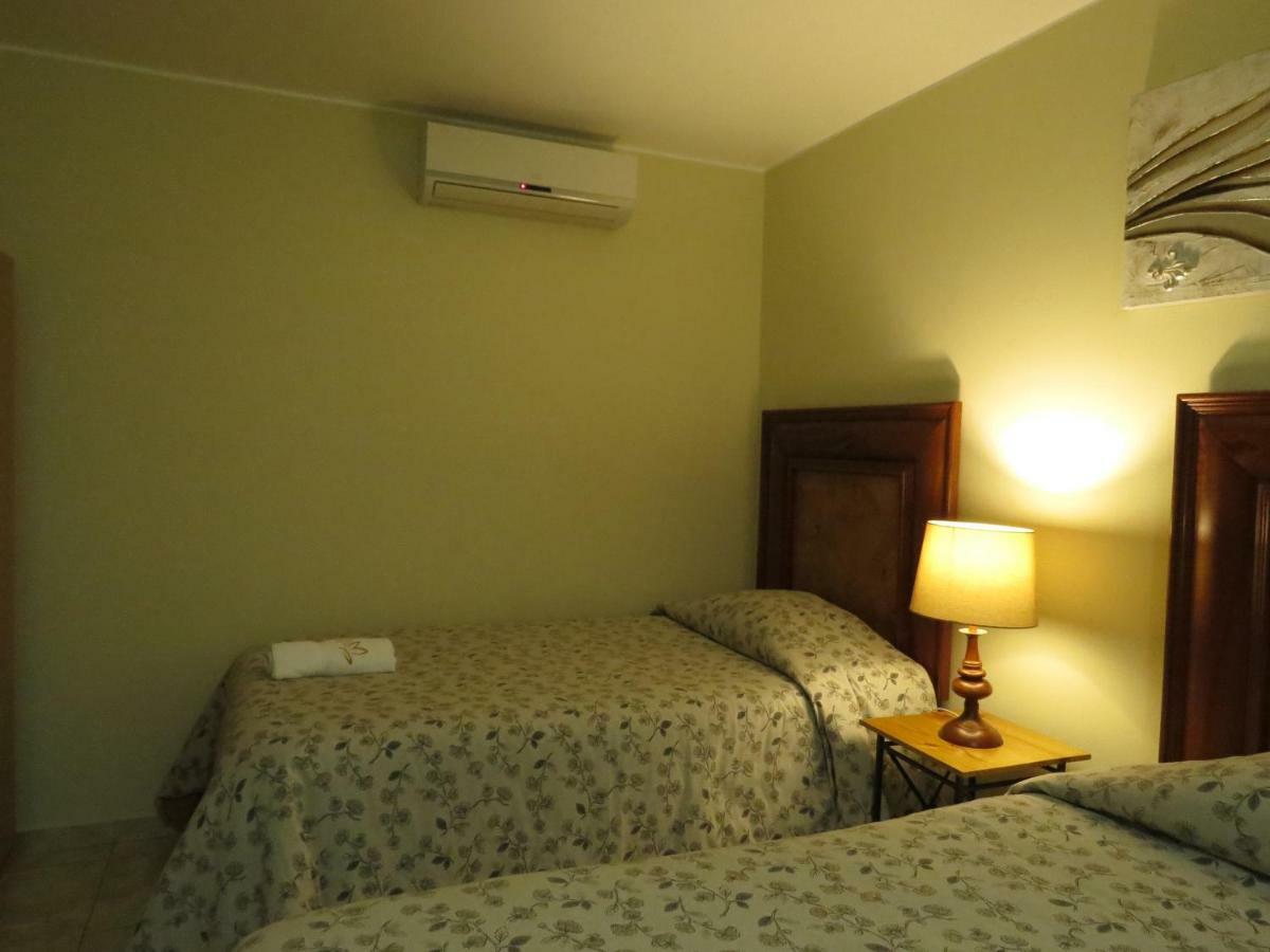 איקה Hotel Las Flores מראה חיצוני תמונה